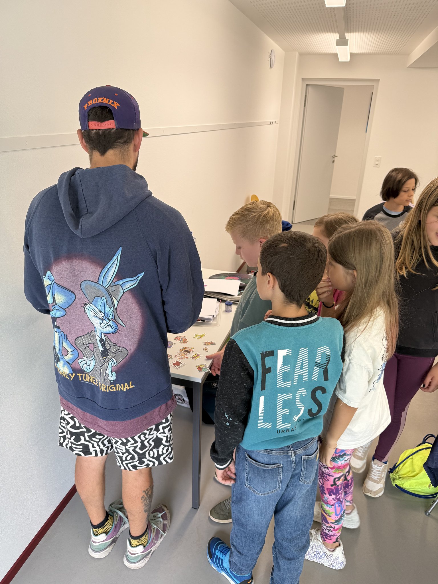 Alle hören Rayo gespannt  zu