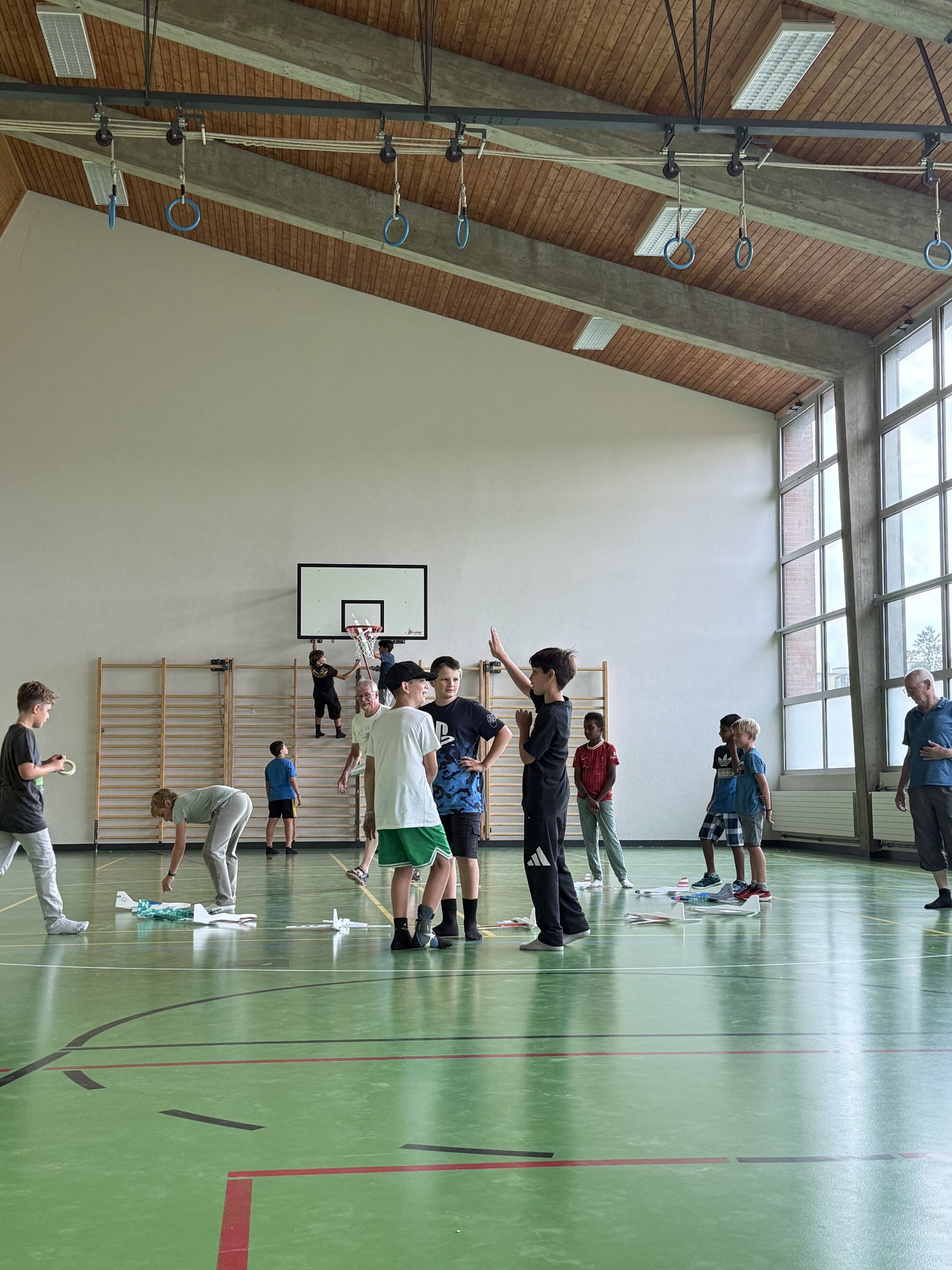 Modellflugzeug - Schlechtwetter Alternative in der Turnhalle