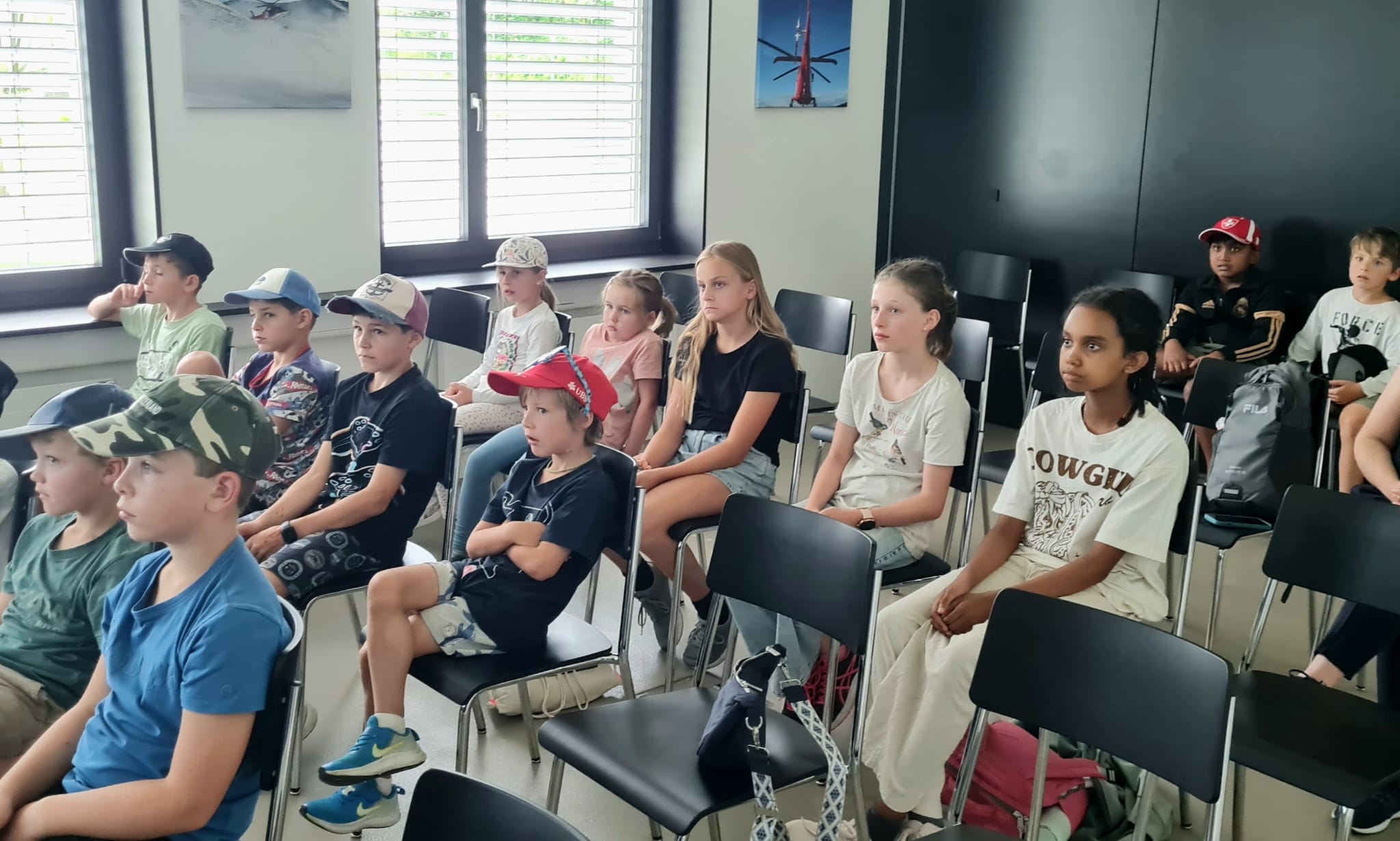 Gespannt am Zuhören, REGA